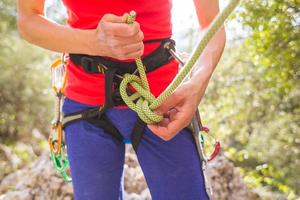 Dívčí Horolezec Připoutá Provazem Postroji Aby Mohl Bezpečně Lézt Hor — Stock fotografie