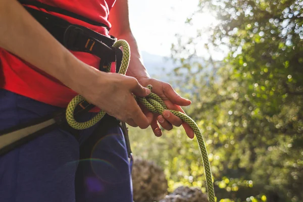 Ein Bergsteigermädchen Bindet Sich Mit Einem Seil Gurtzeug Fest Den — Stockfoto