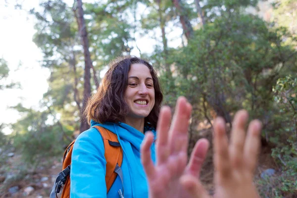 Kız çocuğa beşlik çakıyor, jest yapıyor, ormanda yürüyen bir kadın, parkta bir arkadaşına rastlıyor.