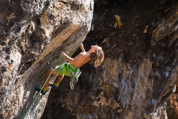 Jovem Atleta Sobe Uma Rocha Alpinista Treina Terreno Natural Homem — Fotografia de Stock