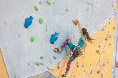 Kaya tırmanışçısı rotayı tırmanır. Ekstrem sporlar için şehrin duvarına tırmanmak.