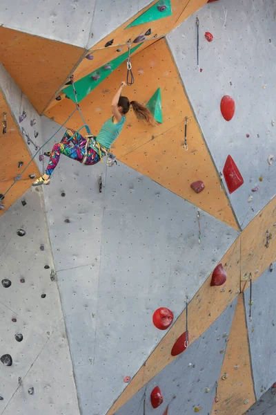 Escalador Rocas Sube Ruta Muro Escalada Ciudad Para Deportes Extremos —  Fotos de Stock