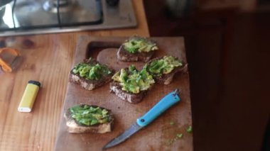 Sağlıklı bir kahvaltı hazırlayan bir adam