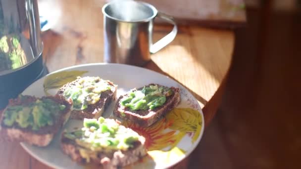 Бутерброд с авокадо и горячий кофе — стоковое видео