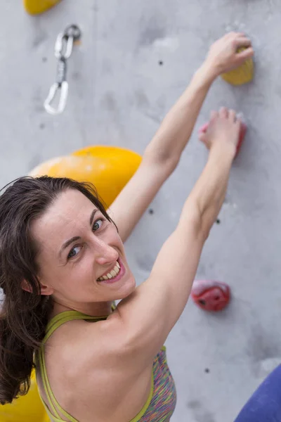 Lächelndes Mädchen Erklettert Die Kletterwand Die Frau Betreibt Extremsport Klettern — Stockfoto