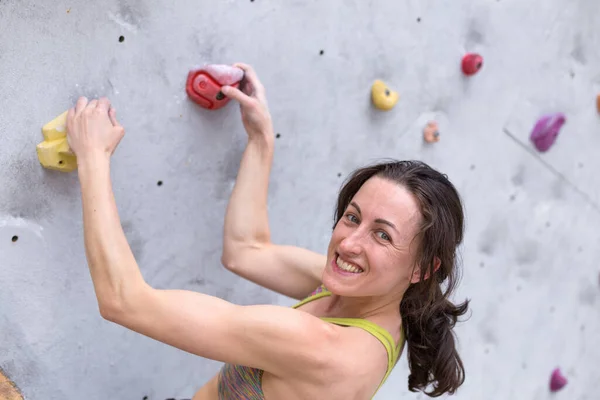 Lächelndes Mädchen Erklettert Die Kletterwand Die Frau Betreibt Extremsport Klettern — Stockfoto