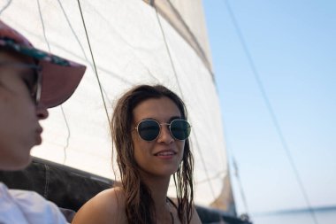 Kızlar bir yatta dinleniyor, iki gülümseyen kadın bir yatta eğleniyor, yaz tatili, suda bir parti..