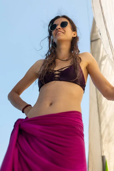 Leende Flicka Yacht Ung Kvinna Som Har Roligt Yacht Porträtt — Stockfoto