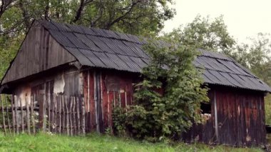 Bir dağ köyünde eski bir ahşap ev