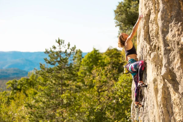 Lány Felmászik Sziklára Hegymászó Vonatok Természetes Terepen Extrém Sport Szabadtéri — Stock Fotó