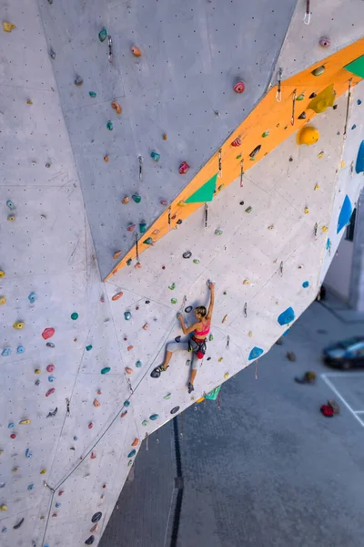 Woman Climbs Climbing Wall Climber Training Artificial Terrain Rock Climbing — Stock Photo, Image