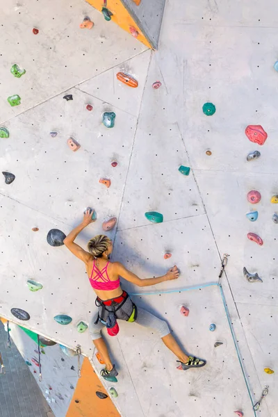 Kobieta Wspina Się Ścianę Wspinaczkową Wspinaczka Trenuje Sztucznym Terenie Wspinaczka — Zdjęcie stockowe
