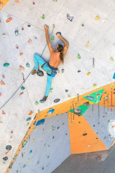 Homem Sobe Uma Parede Escalada Alpinista Está Treinando Terreno Artificial — Fotografia de Stock