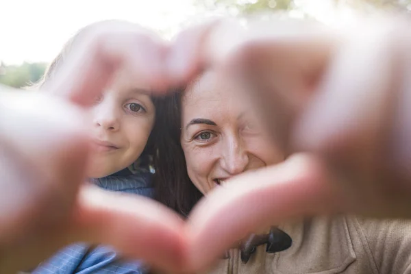 Kind Mit Gefalteten Fingern Herzform Junge Küsst Und Umarmt Mutter — Stockfoto
