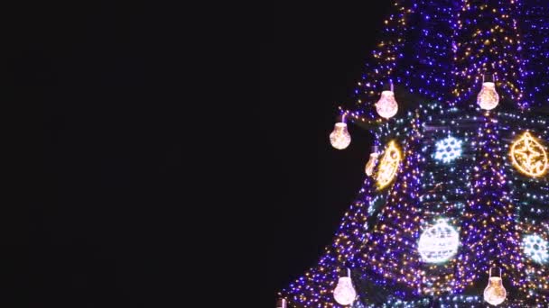 Украшенная елка светится в темноте — стоковое видео
