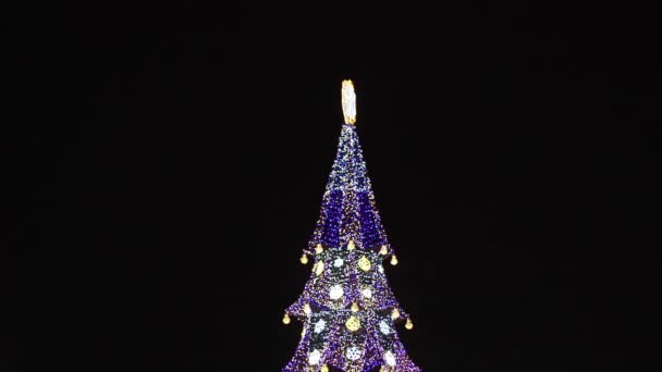 Στολισμένο χριστουγεννιάτικο δέντρο λάμπει στο σκοτάδι — Αρχείο Βίντεο