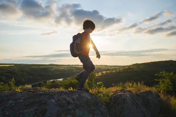 Een Jongen Met Een Rugzak Een Wandeling Een Wandeling Met — Stockfoto