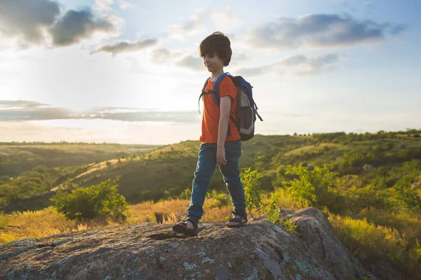 ハイキング中のリュックを持った少年 子供と一緒にハイキングだ 自然の中で夏休み — ストック写真