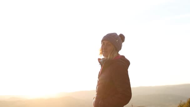 Het meisje staat op de rand van de klif en kijkt in de verte, slow motion — Stockvideo