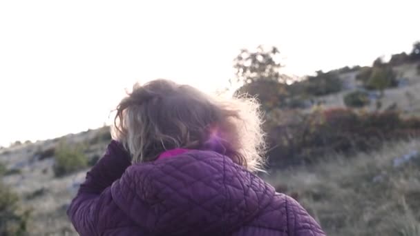 Jente som går i naturen – stockvideo