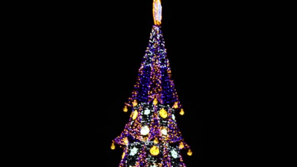 装饰过的圣诞树在黑暗中闪闪发光 — 图库视频影像
