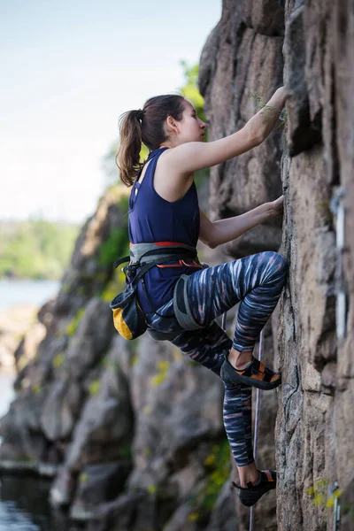 少女は岩を登り 女性は極端なスポーツに従事しており 自然の地形 強さと持久力の訓練にロッククライミング — ストック写真