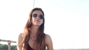 Genç kız bir yatta dinleniyor.