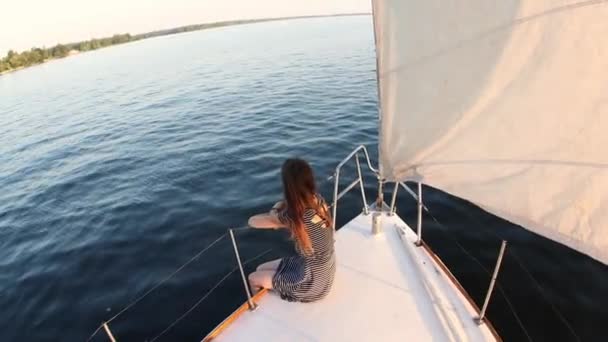 Junges Mädchen ruht auf einer Jacht — Stockvideo