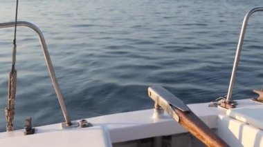 Yat nehirde yüzüyor.