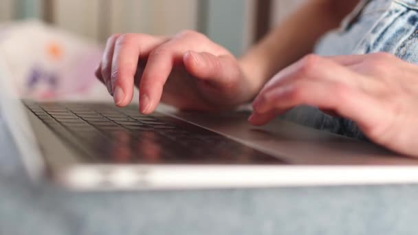 女性手扶手提电脑键盘特写 — 图库视频影像