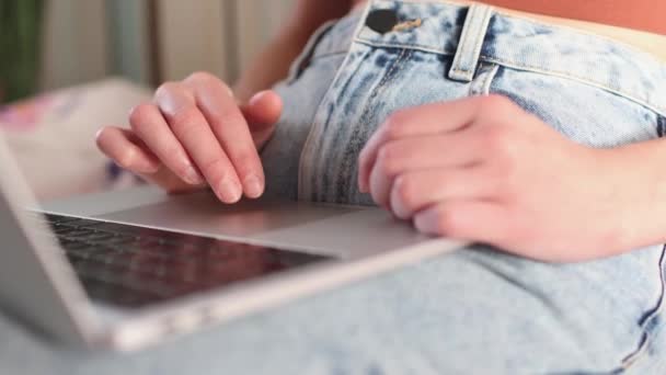 Ženské ruce na klávesnici notebooku zblízka — Stock video