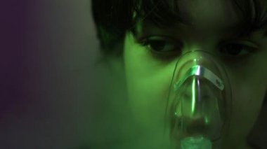 Çocuk solunum yapar, çocuk maskeyi kullanarak ilacı içine çeker.