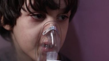 Çocuk solunum yapar, çocuk maskeyi kullanarak ilacı içine çeker.