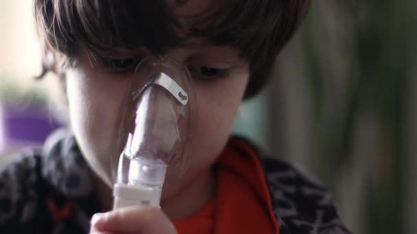 A criança faz inalação, o menino inala o medicamento através da máscara — Vídeo de Stock