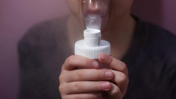 Het kind inhaleert, de jongen inhaleert het geneesmiddel via het masker — Stockvideo