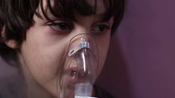 Dítě inhaluje, chlapec inhaluje lék přes masku — Stock video
