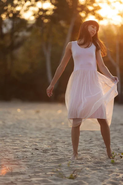 Bela Jovem Mulher Moda Vestido Elegante Andando Praia Pôr Sol — Fotografia de Stock