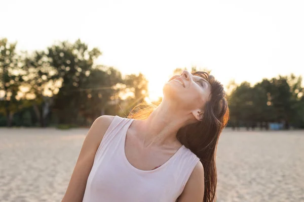 Retrato Una Chica Joven Hermosa Con Pelo Negro Atardecer — Foto de Stock