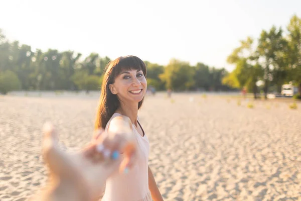 Dziewczyna Trzyma Rękę Przyjaciela Podczas Spaceru Wzdłuż Plaży Wspólne Podróże — Zdjęcie stockowe