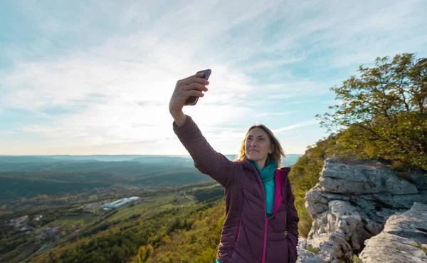 Dziewczyna Robi Sobie Selfie Szczycie Góry Podczas Zachodu Słońca Podróżować — Zdjęcie stockowe