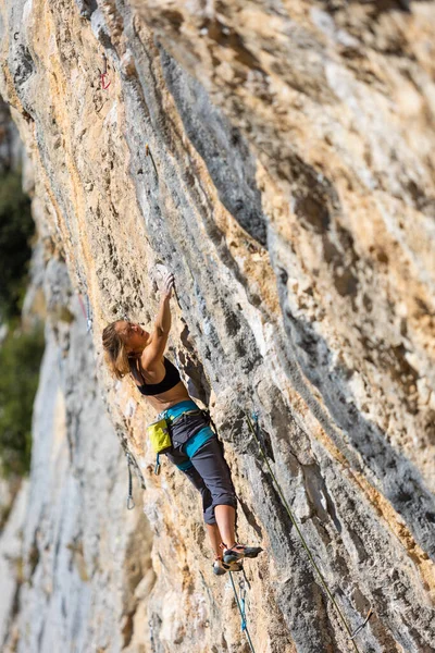Güçlü Bir Kız Yüksek Irtifada Bir Kayaya Tırmanır Kayalıklarda Bir — Stok fotoğraf