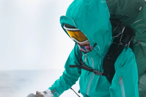 Retrato Escalador Gafas Snowboard Senderismo Chica Trekking Invierno Mujer Montaña — Foto de Stock