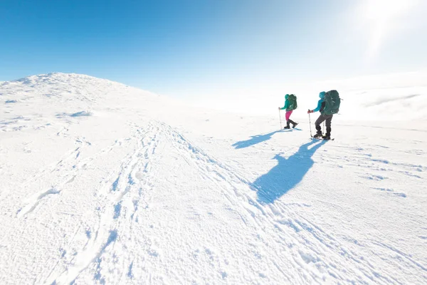 Две Женщины Ходят Снегоступах Снегу Зимние Походы Два Человека Горах — стоковое фото