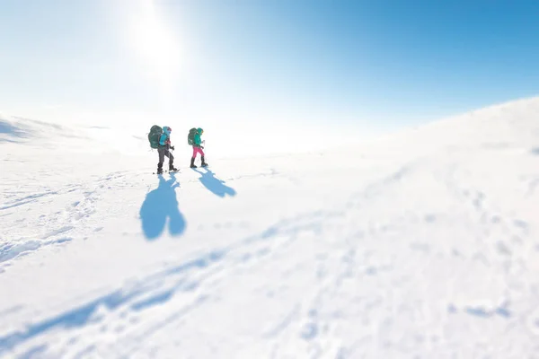 Две Женщины Ходят Снегоступах Снегу Зимние Походы Два Человека Горах — стоковое фото