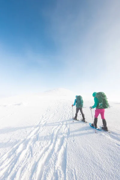 Due Donne Camminano Con Ciaspole Sulla Neve Trekking Invernale Due — Foto Stock