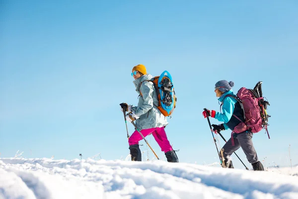 Dwie Kobiety Chodzą Śnieżnych Butach Zimą Trekking Dwie Osoby Górach — Zdjęcie stockowe