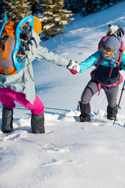 Alpinista Che Aiuta Compagno Squadra Salire Una Donna Con Uno — Foto Stock