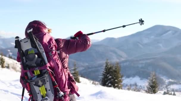 Дві жінки ходять зі снігоходами на рюкзаках в зимових походах — стокове відео