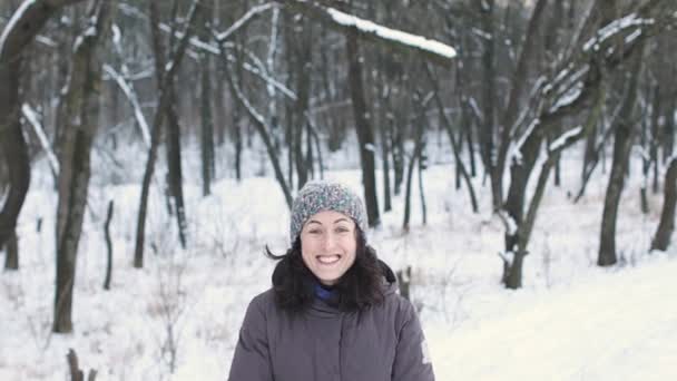 Женщина прыгает в зимнем лесу — стоковое видео