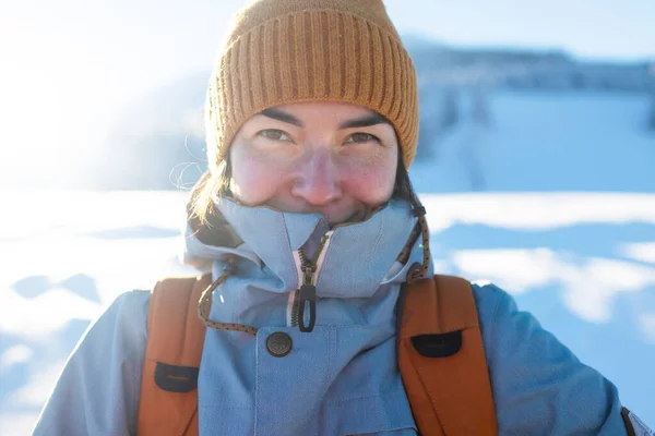 Uma Mulher Com Uma Mochila Uma Caminhada Inverno Trekking Inverno — Fotografia de Stock